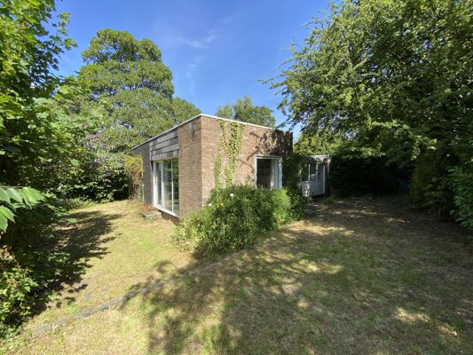 1960s Modernist home designed by famous local architect sells at auction